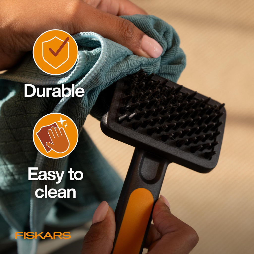 Fiskars Silicone Pet Brush with SoftGrip Handle – Gentle Grooming and Deshedding for Cats and Dogs